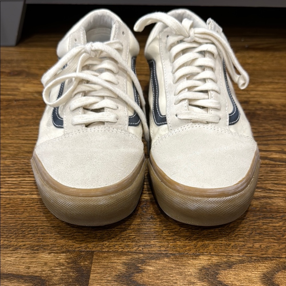 Van low.  Men’s size 10 classic Cream Sneakers- no box